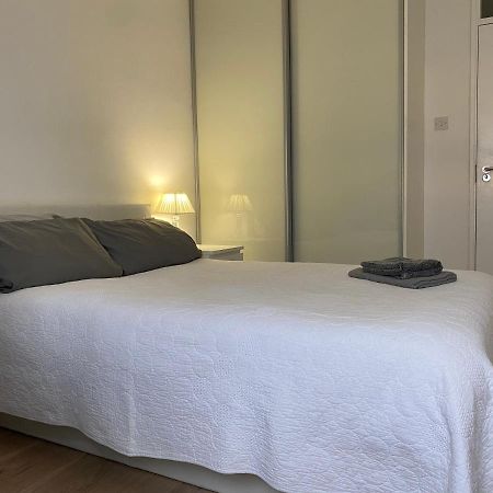 Bedroom With An Office Desk In A Shared 2 Bedroom Flat Near Canary Wharf Londýn Exteriér fotografie