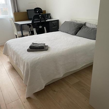 Bedroom With An Office Desk In A Shared 2 Bedroom Flat Near Canary Wharf Londýn Exteriér fotografie