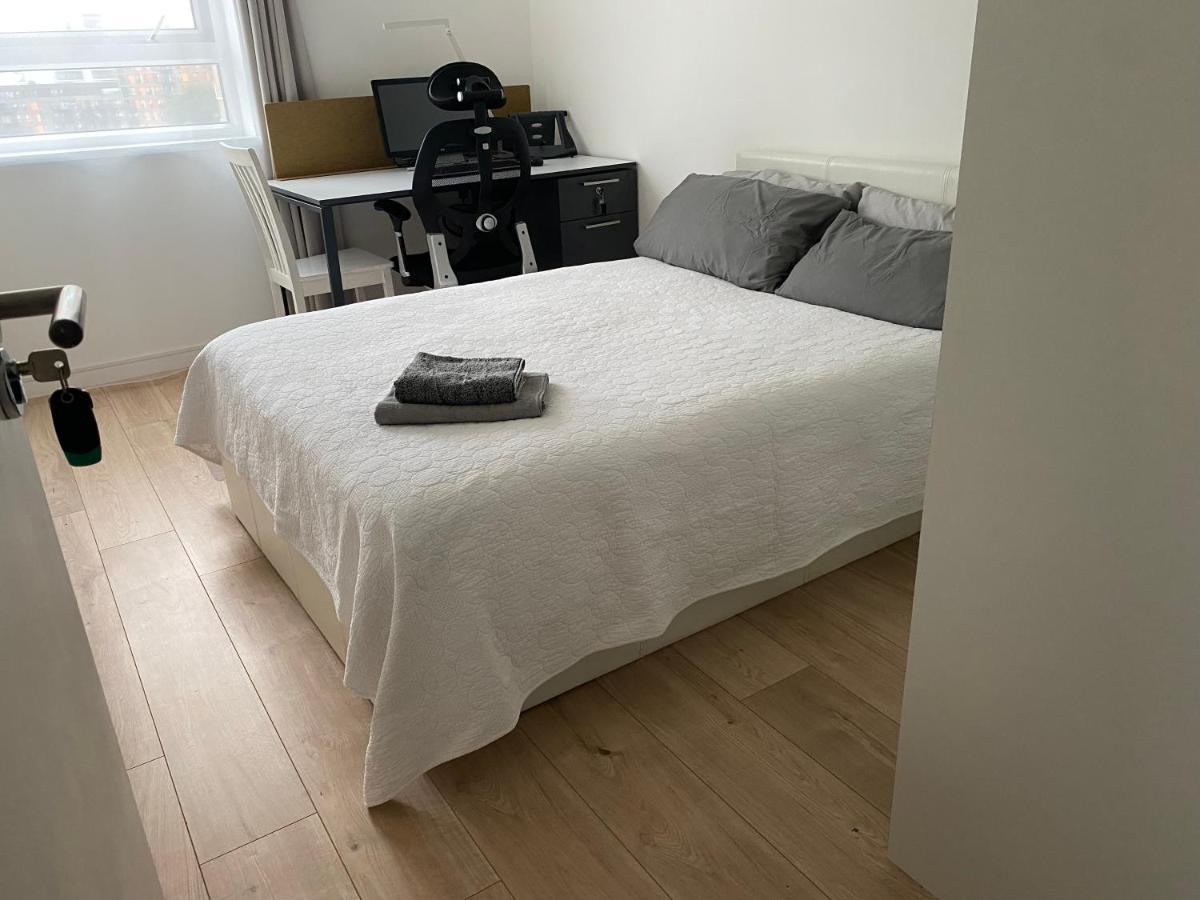 Bedroom With An Office Desk In A Shared 2 Bedroom Flat Near Canary Wharf Londýn Exteriér fotografie