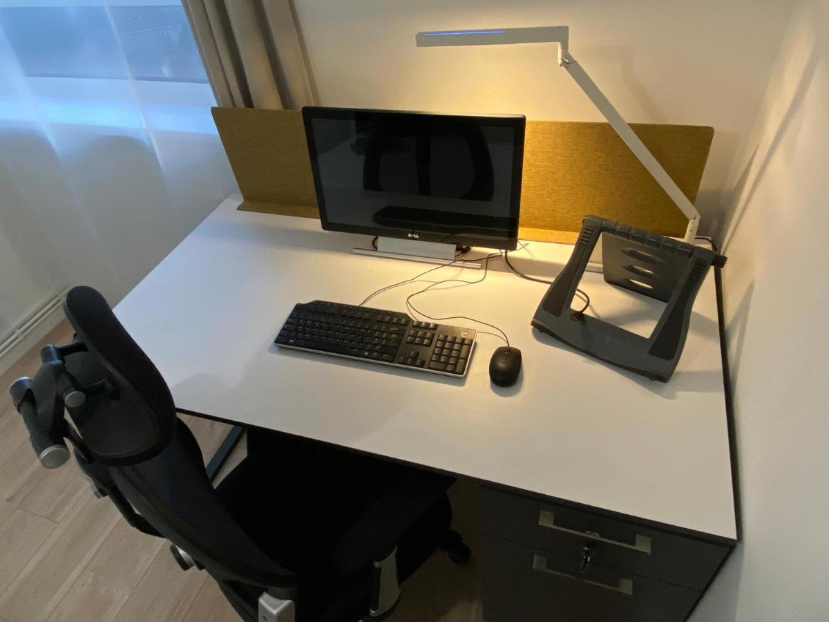 Bedroom With An Office Desk In A Shared 2 Bedroom Flat Near Canary Wharf Londýn Exteriér fotografie